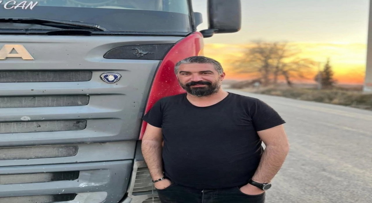 Sivasta tır devrildi: 2 ölü