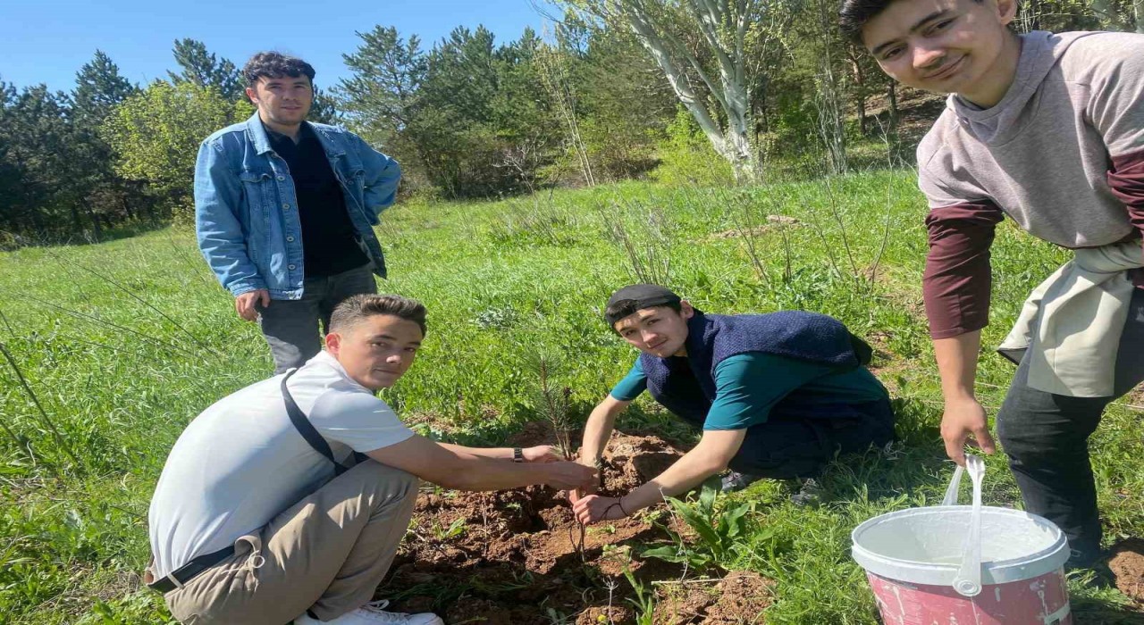 Sivasta Türk dünyası öğrencileri fidan dikti