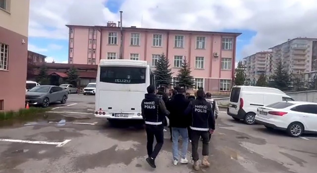 Sivasta uyuşturucu ticaretine yönelik yapılan operasyonda 8 kişi tutuklandı