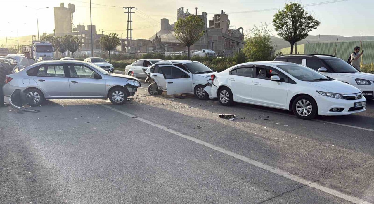 Sivasta zincirleme trafik kazası: 4 yaralı