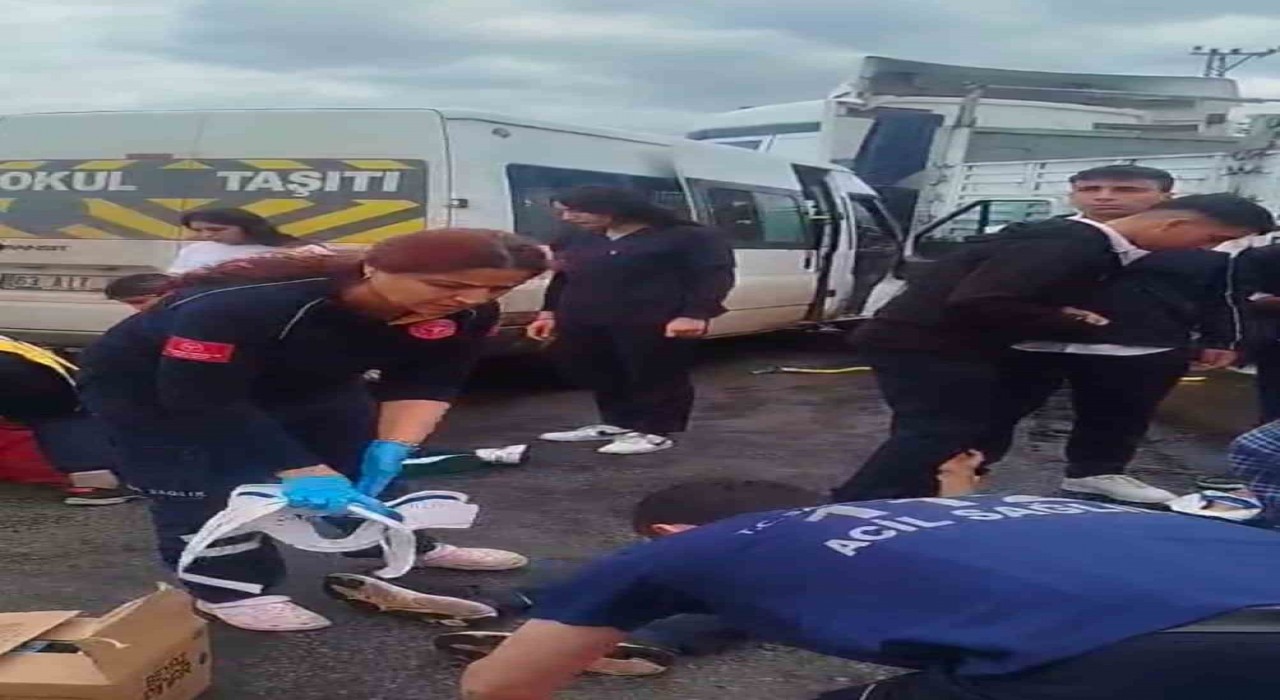 Siverekte öğrenci servisi tıra çarptı: 6 yaralı