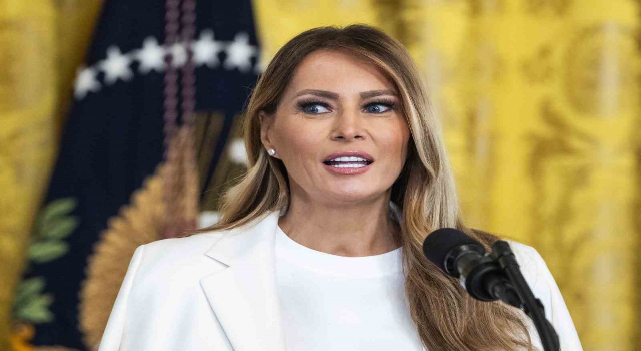 Slovenyada Melania Trumpın bronz heykeli çalındı
