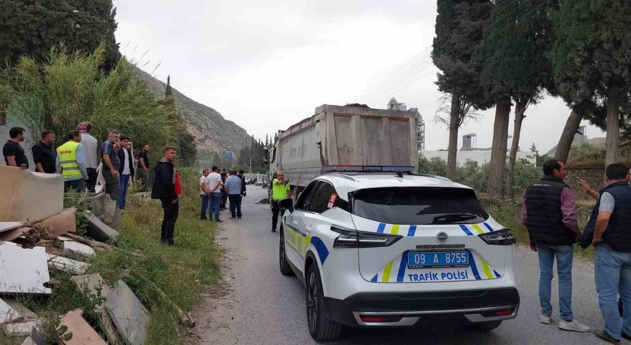 Sökede feci kaza: Kamyonun çarptığı temizlik işleri personeli hayatını kaybetti