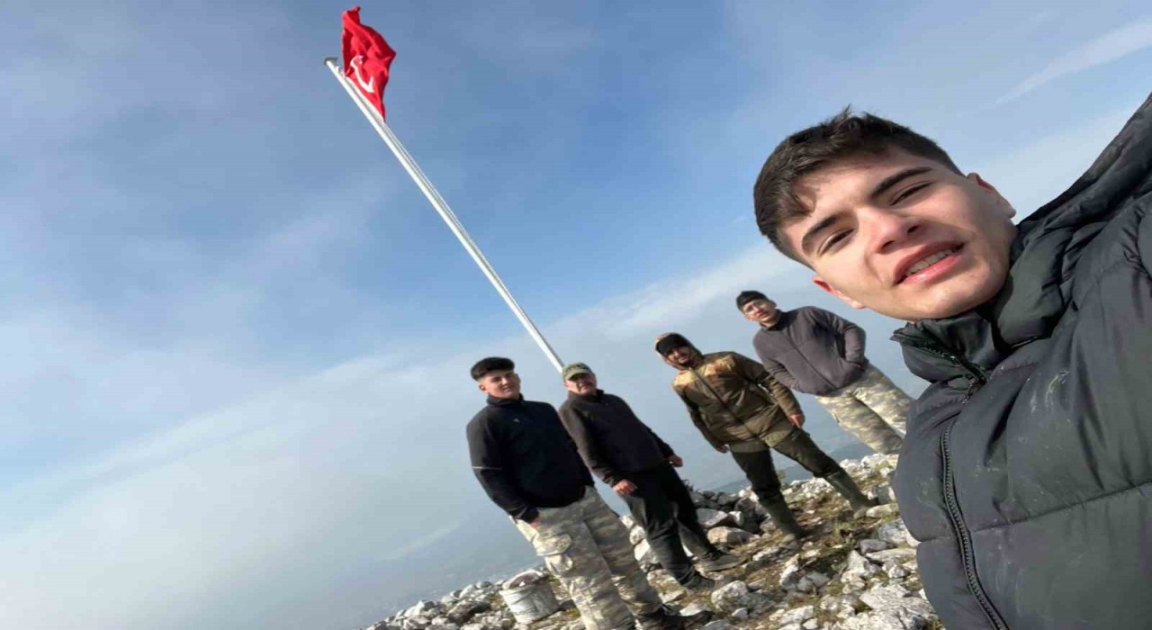 Somanın zirvesinde Türk bayrağını dalgalandırdılar