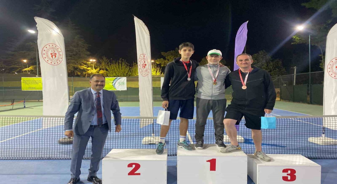 Spor kenti Demircide Gençlik Haftası Tenis Turnuvası tamamlandı