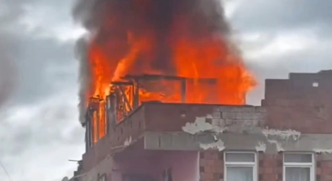 Sultanbeylide korkutan çatı yangını: Alevler yan binaya sıçradı