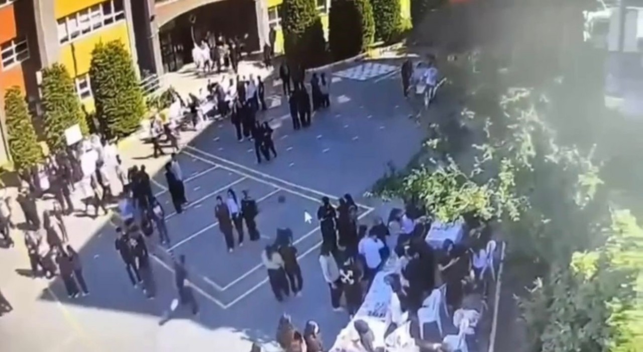 Sultanbeylide lise öğrencisi okul bahçesinde arkadaşını bıçakladı, o anlar kameraya yansıdı