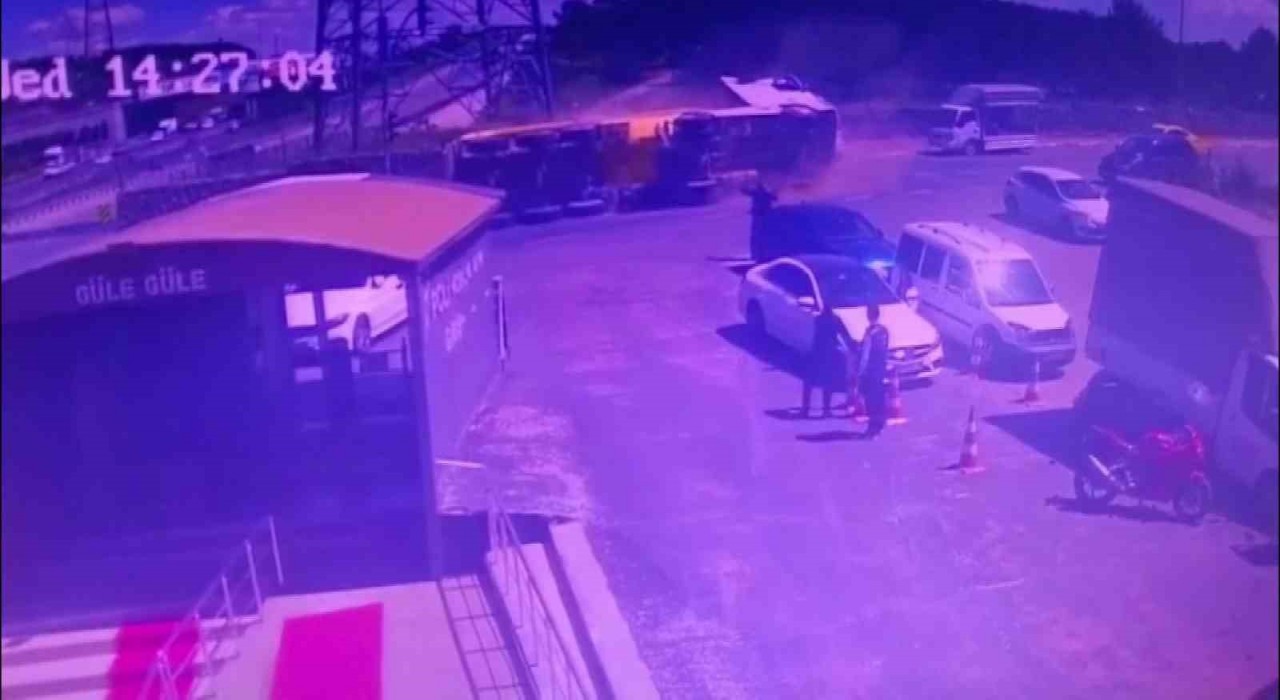 Sultanbeylide virajı dönemeyen hafriyat kamyonu otomobilin üzerine devrildi