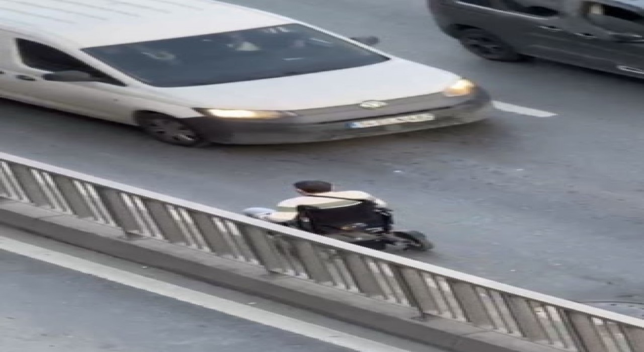 Sultangazide engelli vatandaş tekerlekli sandalyeyle ters yönde trafiğe girdi