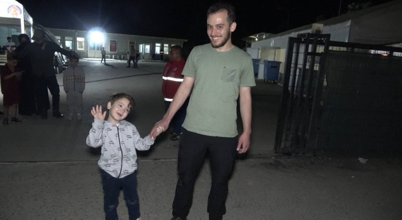 Suriyeye geri dönüşler gece de devam ediyor
