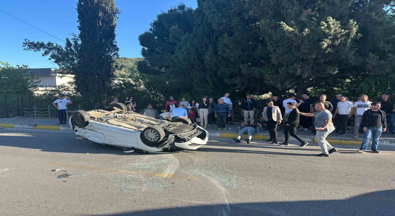 Takla atan otomobildeki 5 kişi yaralandı