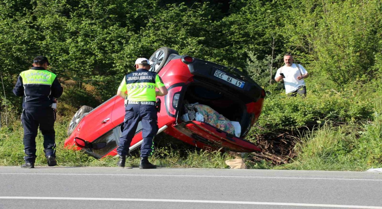 Takla atan otomobildeki aile ölümden döndü: 1i bebek 4 yaralı