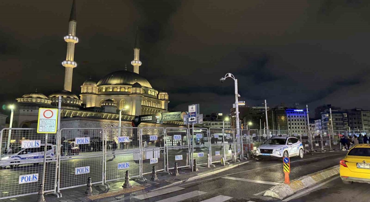 Taksimde 1 Mayıs için kapatılan yollar açılmaya başladı