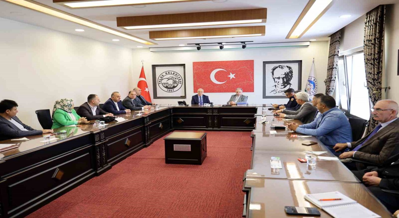 Talasta kamu kurumları ve muhtarlar mahalleleri konuştu
