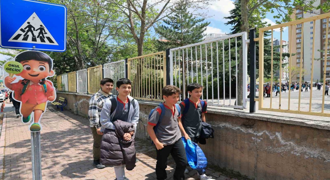Talasta okul geçitlerine öğrenci güvenliği için sevimli uyarıcılar