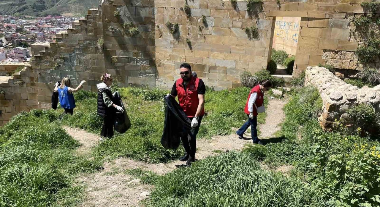 Tarihi Bayburt Kalesinde çevre temizliği yapıldı