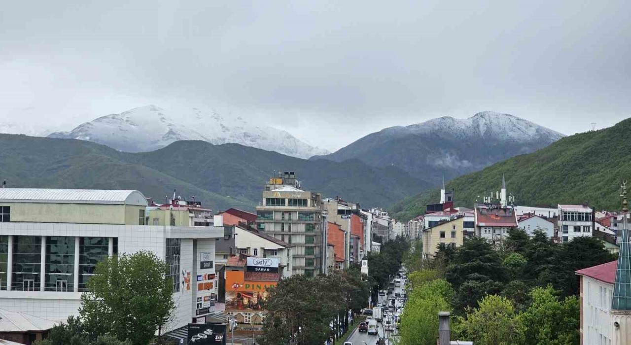 Tatvanda mayıs ayında kar sürprizi: Nemrut ve yüksek kesimler beyaza büründü