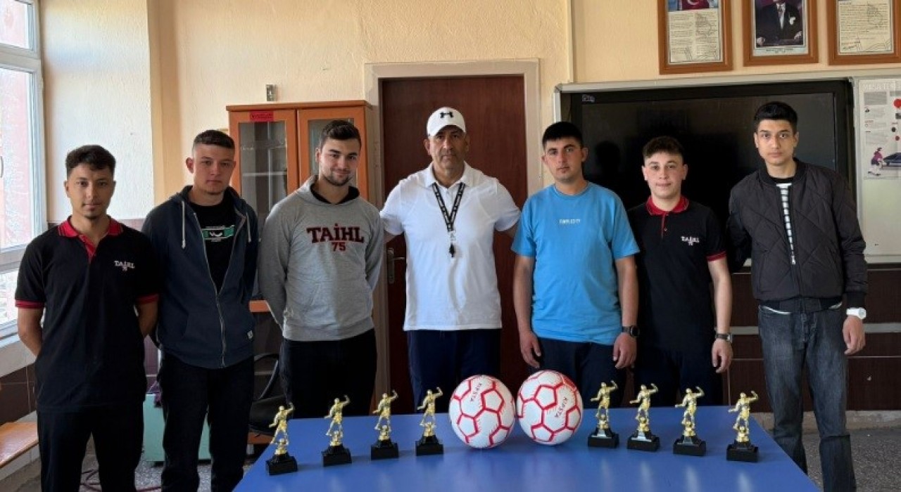 Tavşanlı Anadolu İmam Hatip Lisesinde mini futsal turnuvası