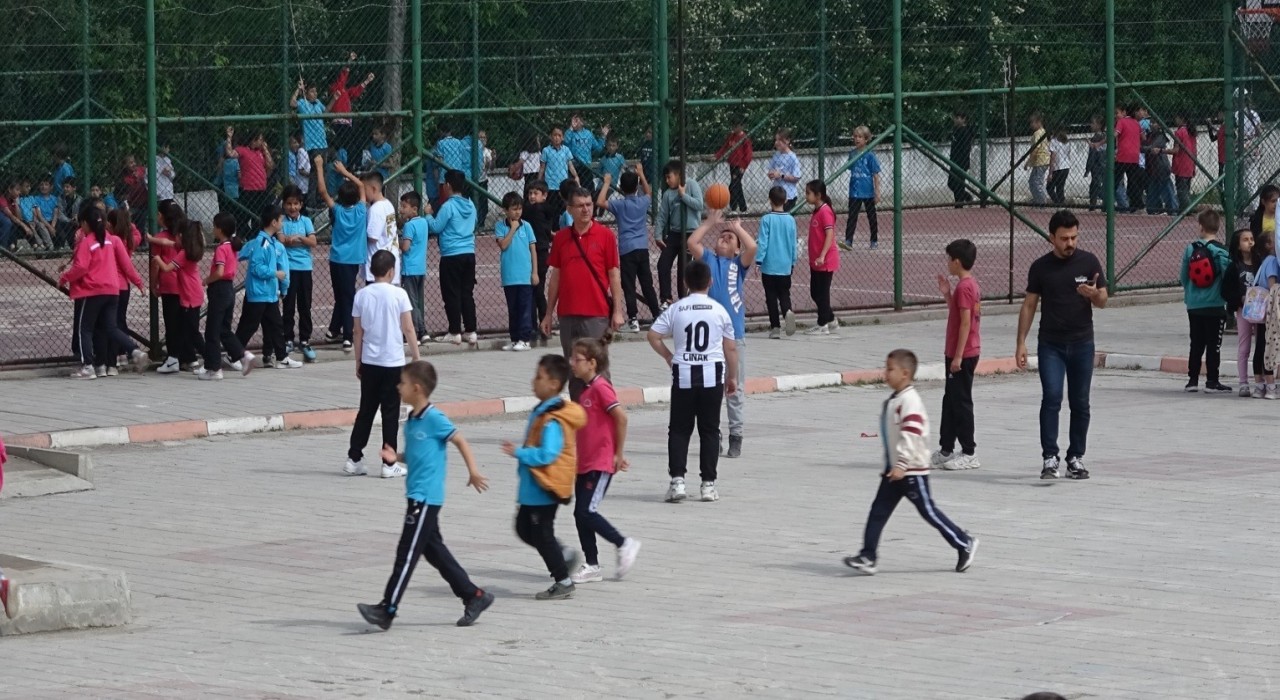 Tavşanlıda çocuklar geleneksel oyunlarla coştu