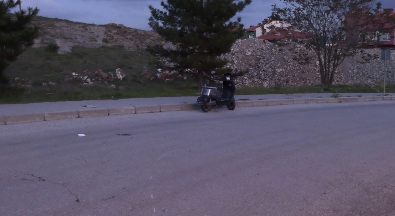 Tavşanlıda elektrikli motosiklet devrildi: 1 yaralı