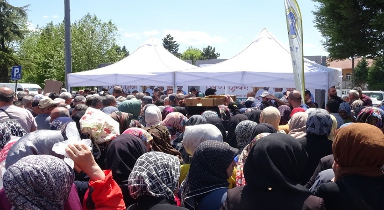 Tavşanlıda fide dağıtımı izdihama sebep oldu