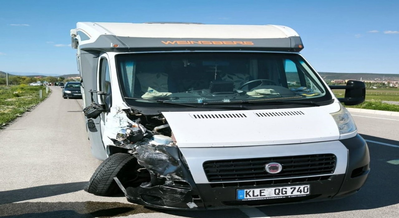 Tavşanlıda karavan ile minibüs çarpıştı: 1 yaralı