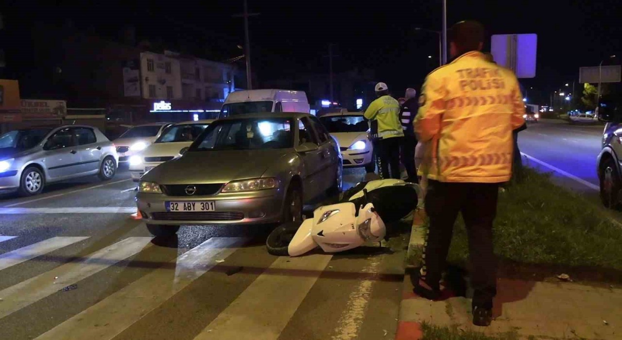 Tavşanlıda motosiklet 2 otomobile çarptı: 1 yaralı