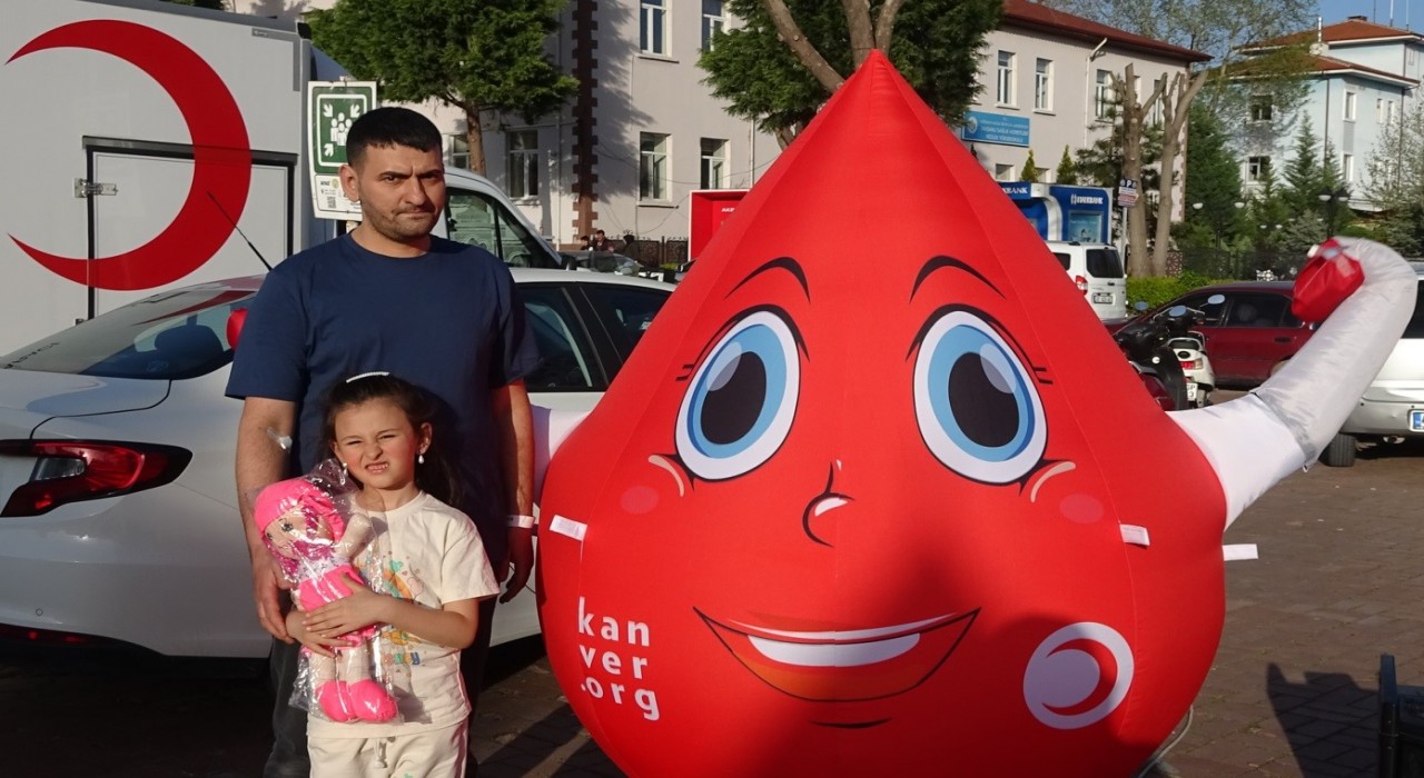 Tavşanlıda oyuncak hediyeli kan bağışı kampanyası yoğun ilgi gördü