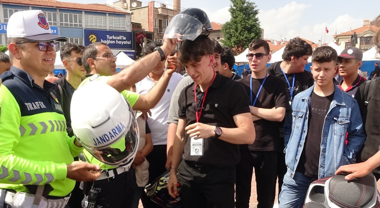 Tavşanlıda Trafik Haftası renkli etkinliklerle kutlandı
