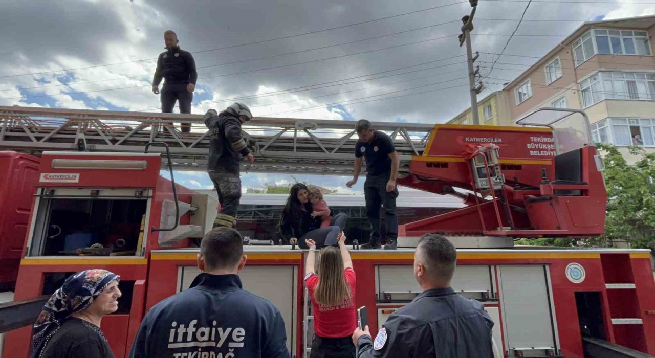 Tekirdağda evde çıkan yangında 3ü çocuk 5 kişiyi itfaiye erleri kurtardı