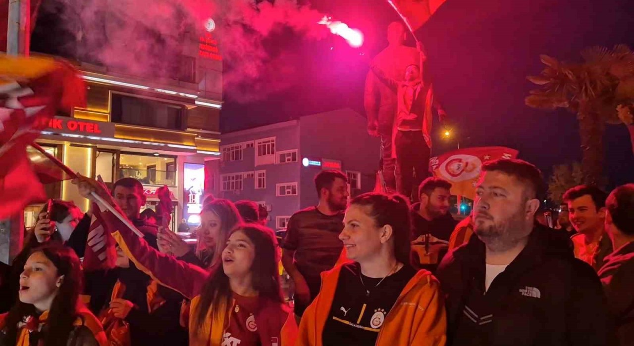 Tekirdağda Galatasaray taraftarları şampiyonluğu coşkuyla kutladı