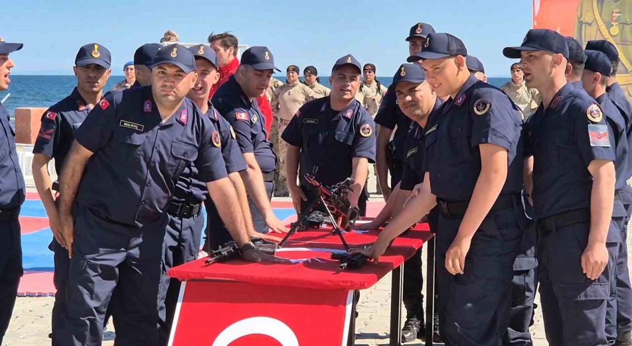 Tekirdağda özel bireyler için düzenlenen temsili yemin töreninde komandolardan nefes kesen gösteriler