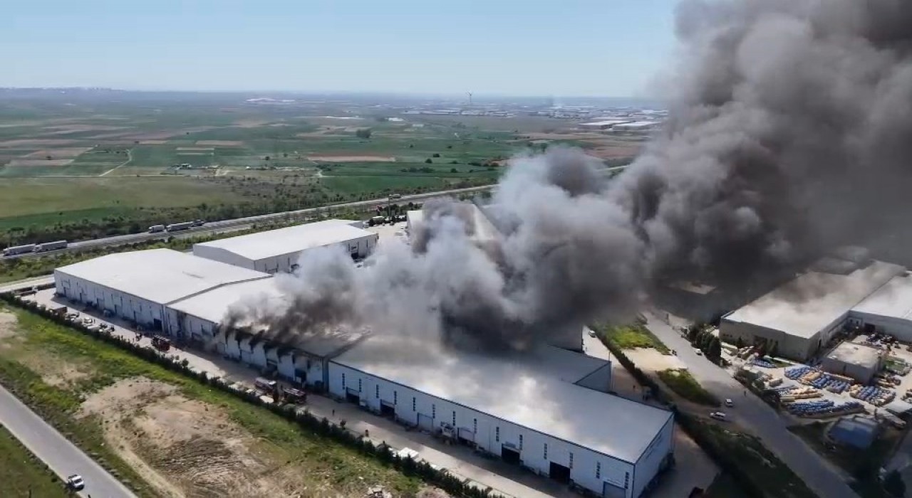 Tekirdağdaki fabrika yangını havadan görüntülendi