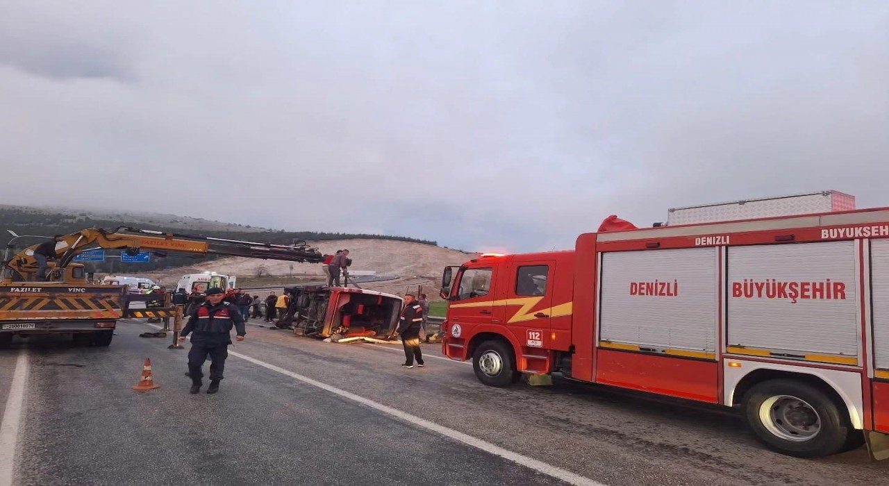 Tekstil işçilerini taşıyan minibüs karşı şeride geçerek otomobille çarpıştı: 1i ağır 13 yaralı