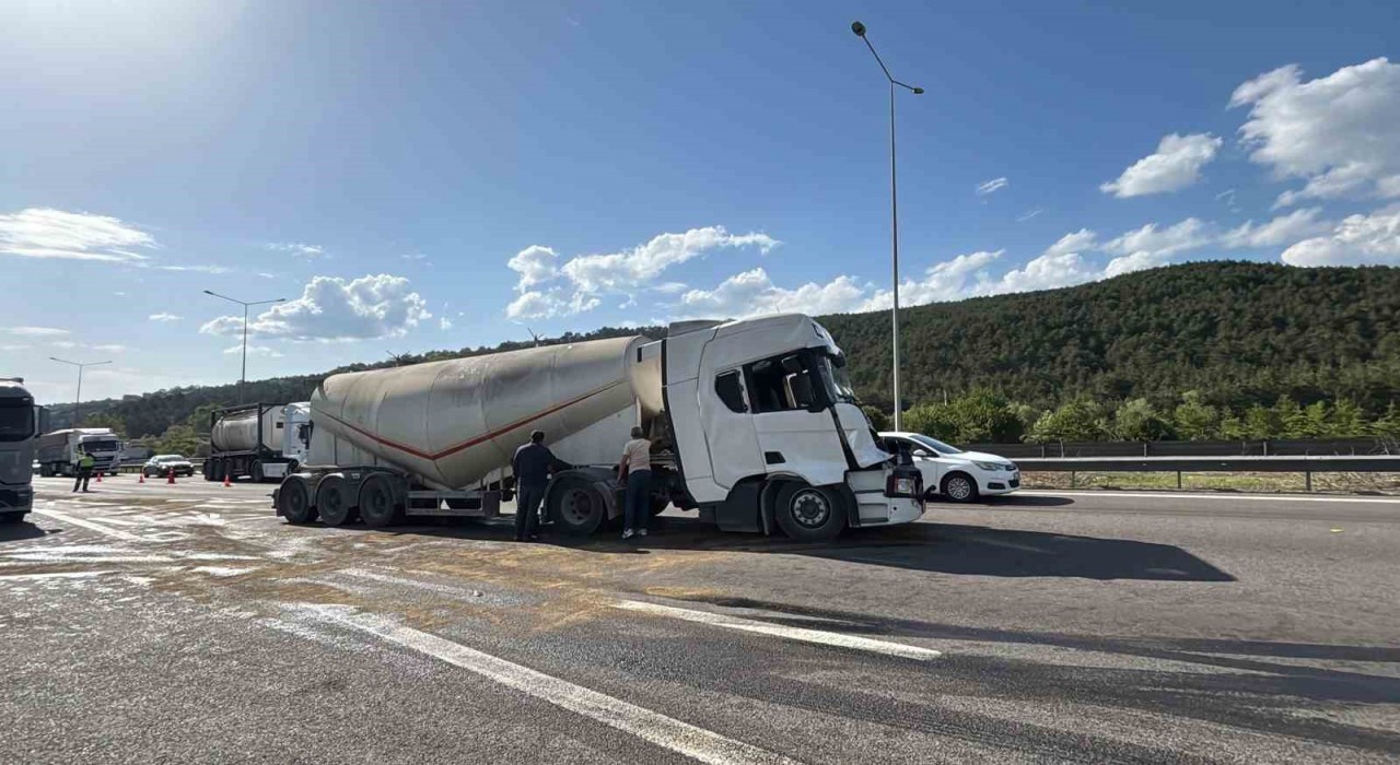 TEM Otoyolunda 2 tır çarpıştı: 1 yaralı