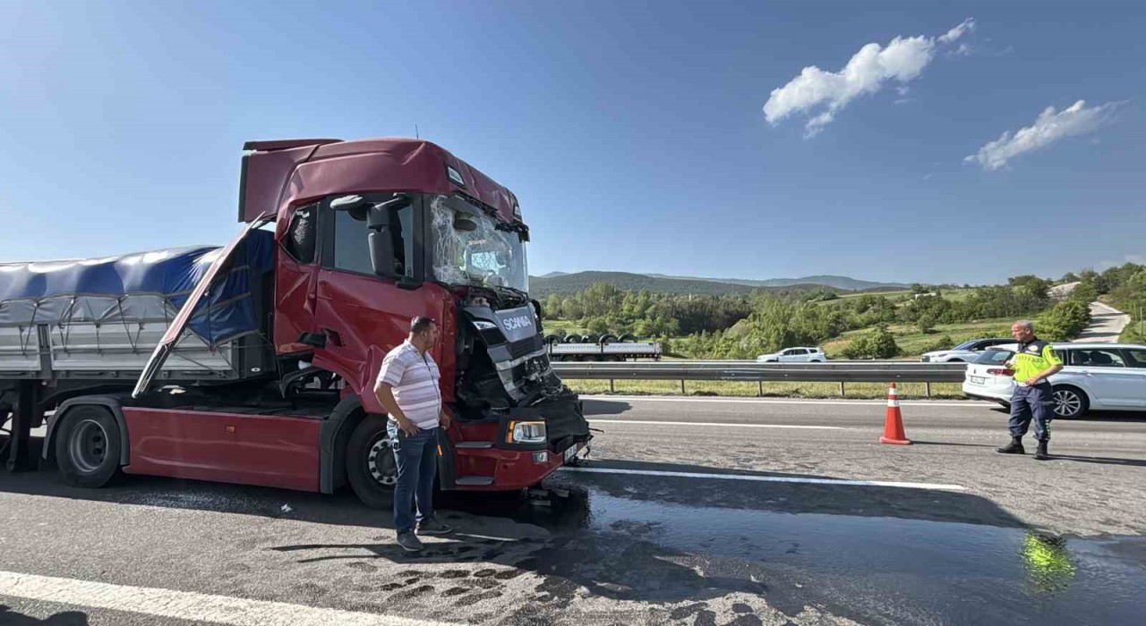 TEM Otoyolunda 4 tırın karıştığı zincirleme kaza: 2 yaralı
