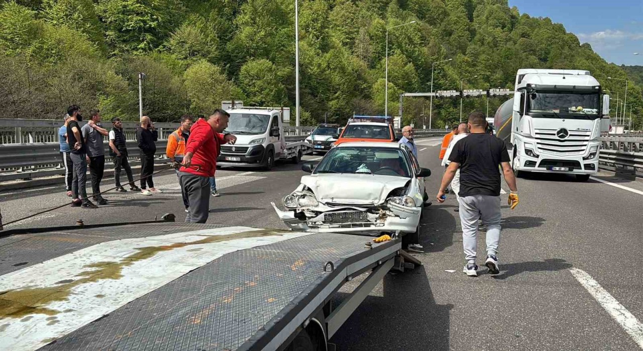 TEMde otomobille oto kurtarıcı çarpıştı: 3 yaralı