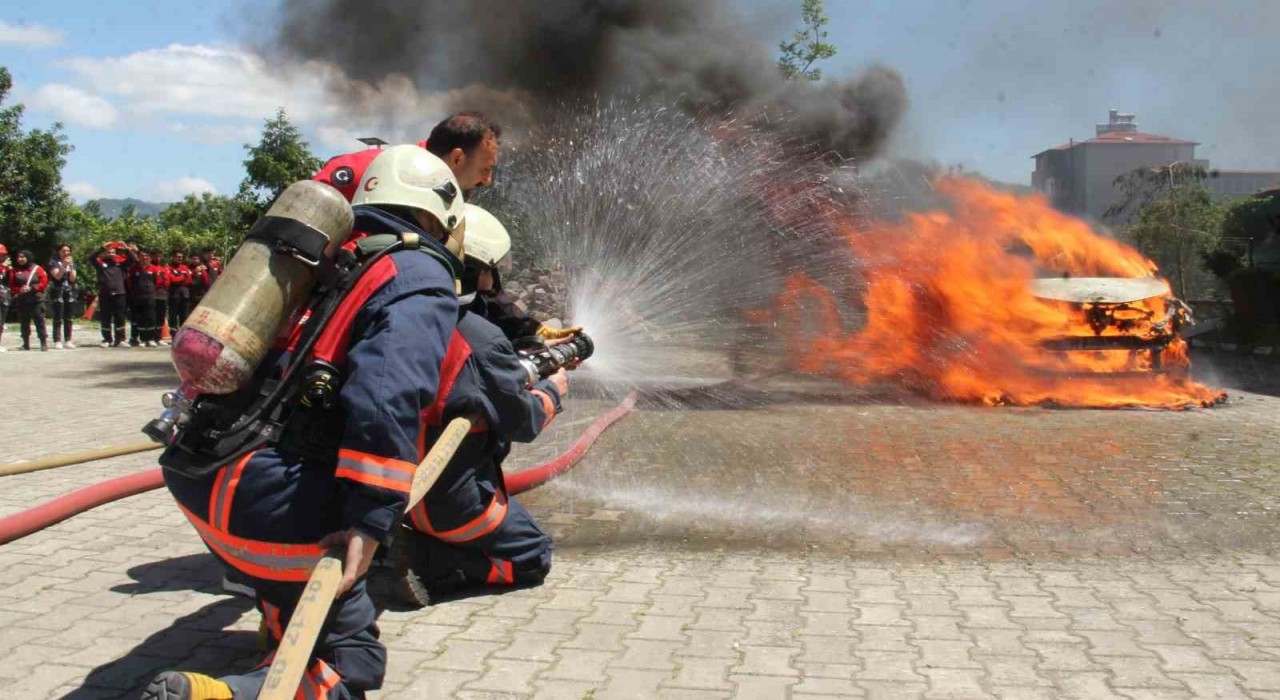 Teori pratiğe dönüştü, Sivil Savunma ve İtfaiye Bölümü öğrencileri öğrendiklerini tatbikatta uyguladı