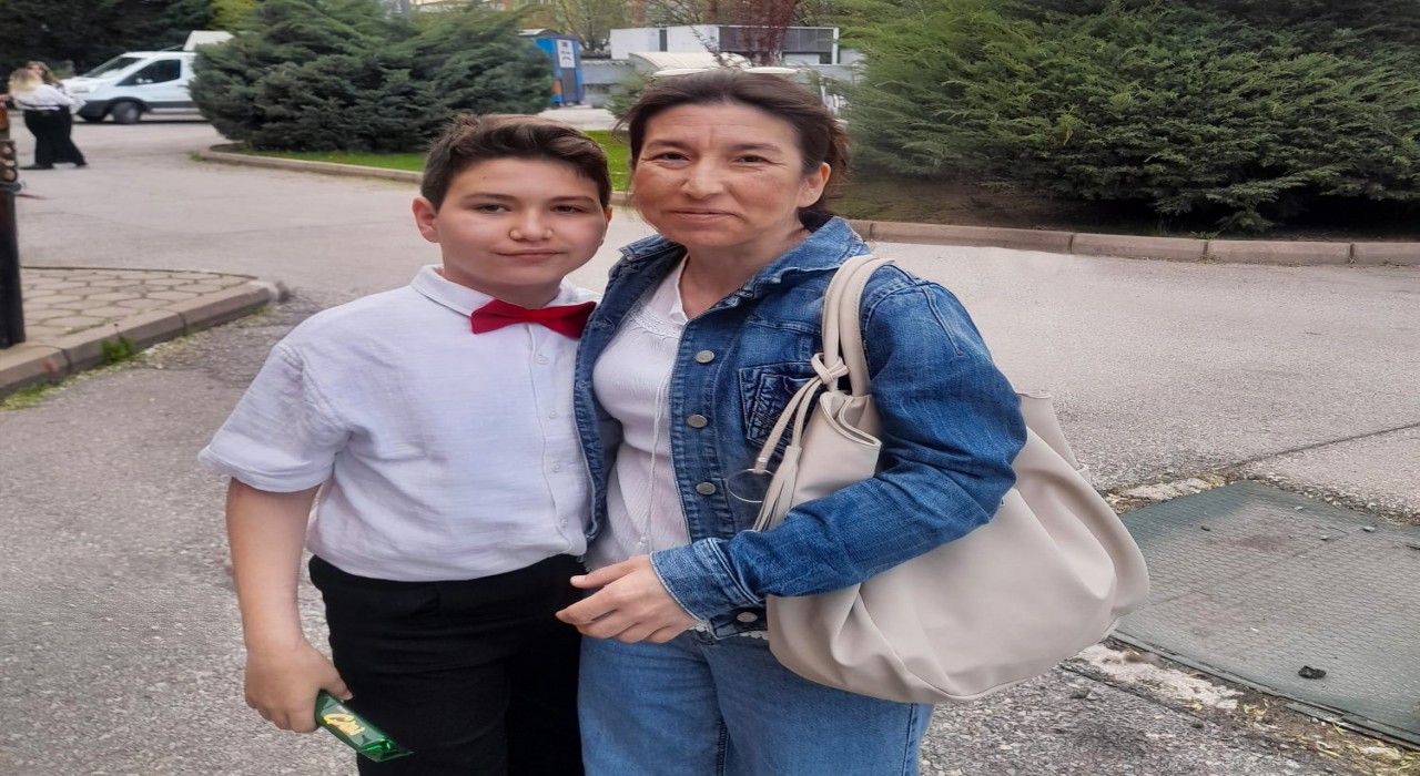 Tepebaşı Belediyesi İki Elin Sesi Var Çocuk Korosu, minik Efenin iyileşmesinde umut oldu