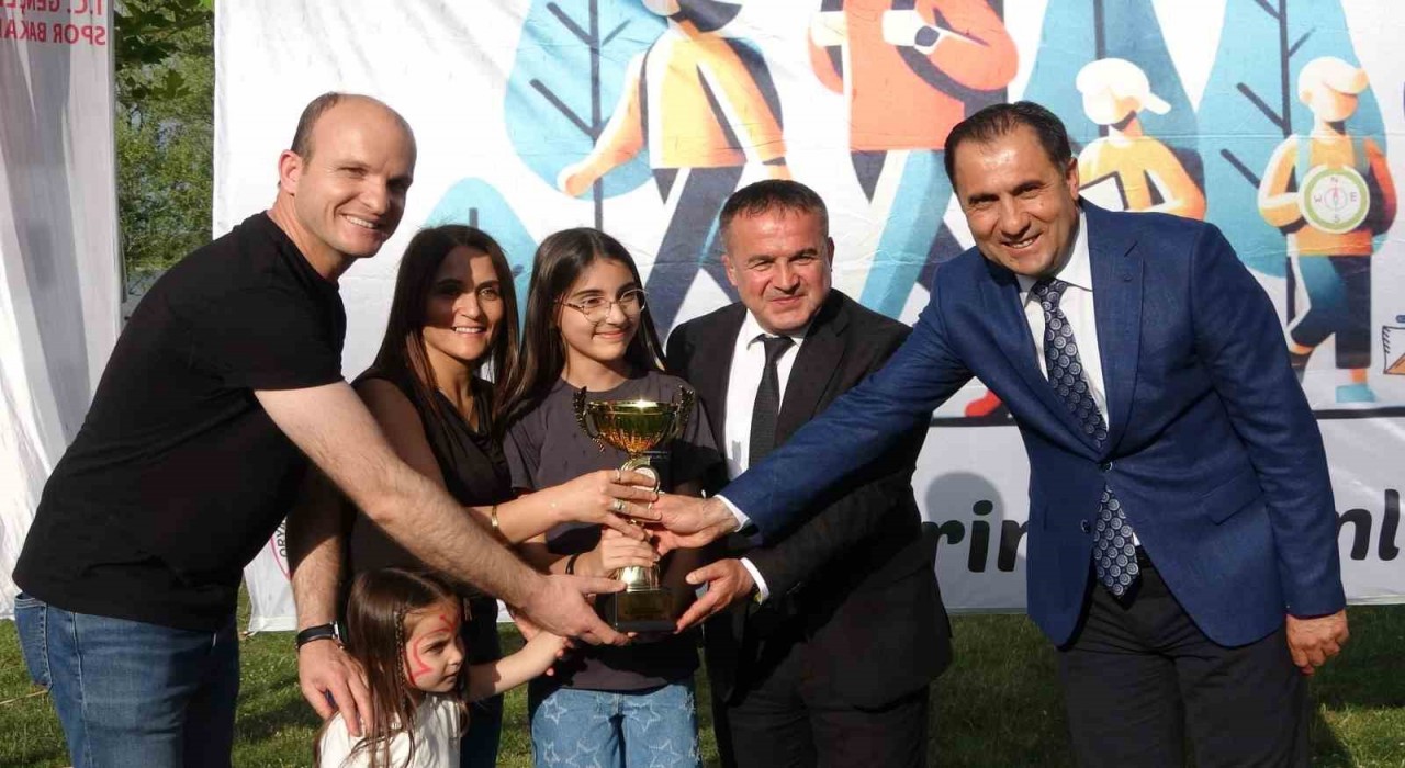 Terör gazisi Oryantiring Yarışmasında kızıyla birinci oldu