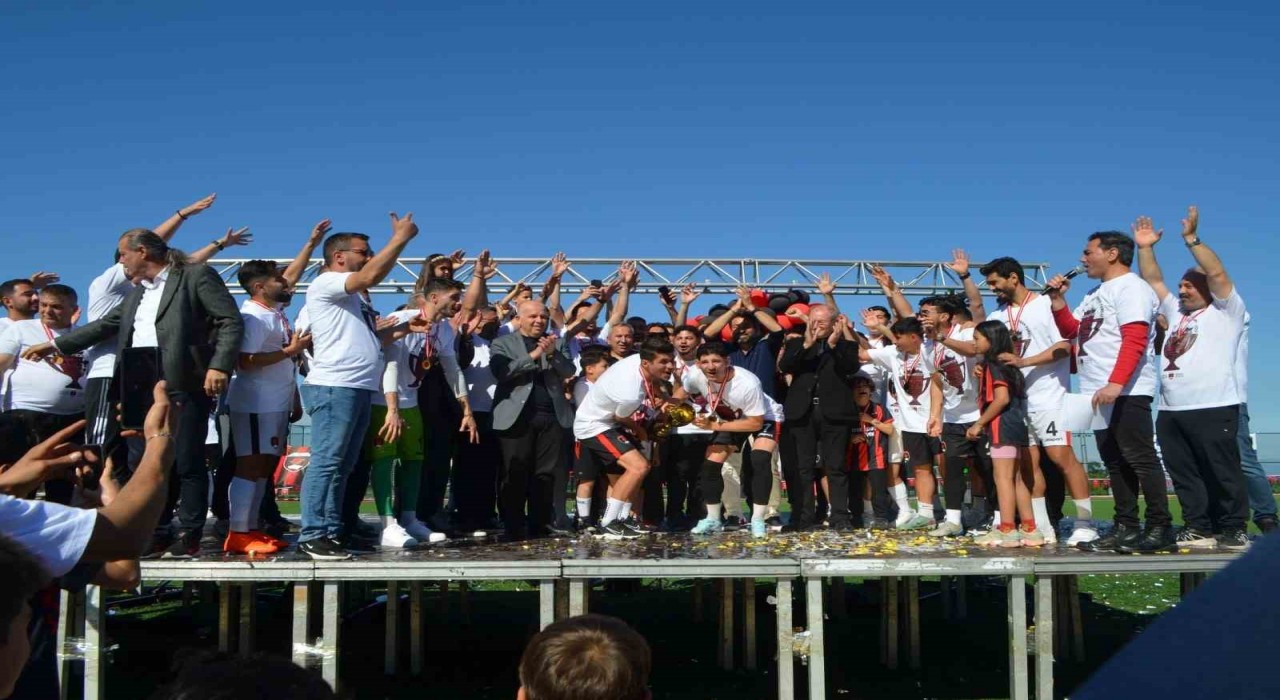 TFF 3. Lige yükselen Denizli İdmanyurdu şampiyonluk kupasını kaldırdı