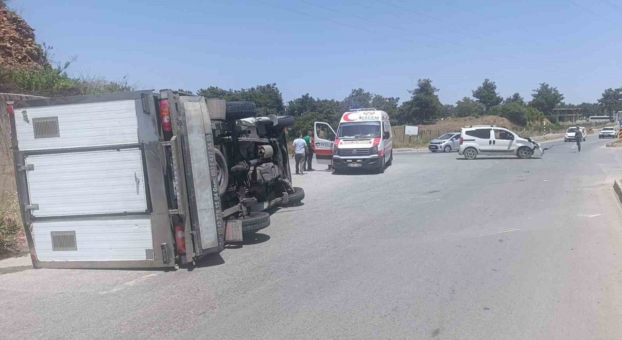 Ticari araç yandan çarptığı kamyoneti devirdi