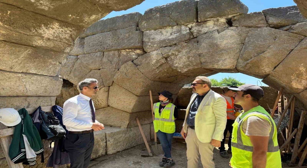 Tios Antik Kentindeki amfi tiyatroda kazı çalışmaları devam ediyor