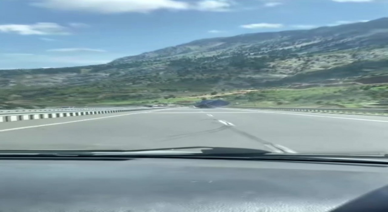 Tır kazası cep telefonu kamerasına yansıdı