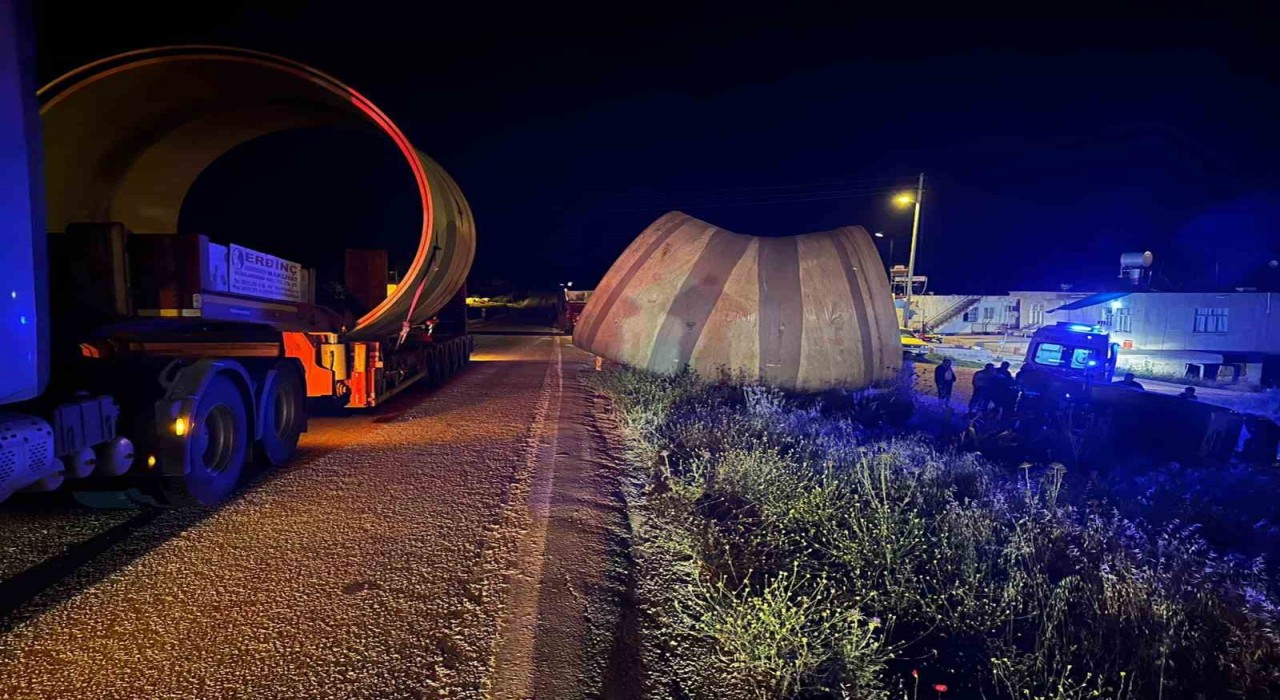 Tırla hafif ticari araç çarpıştı: 2 yaralı