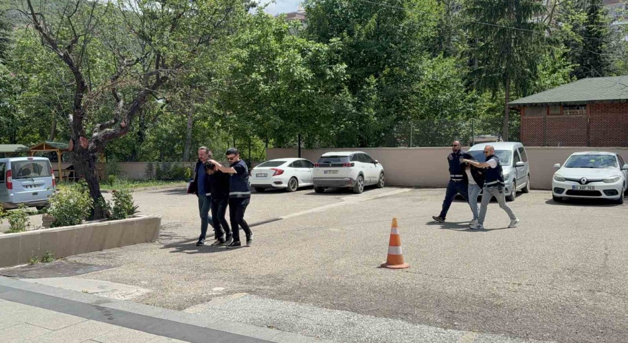 Tokatta dövülerek öldürülen kadınla ilgili gözaltı alınan 2 kişi adliyeye sevk edildi