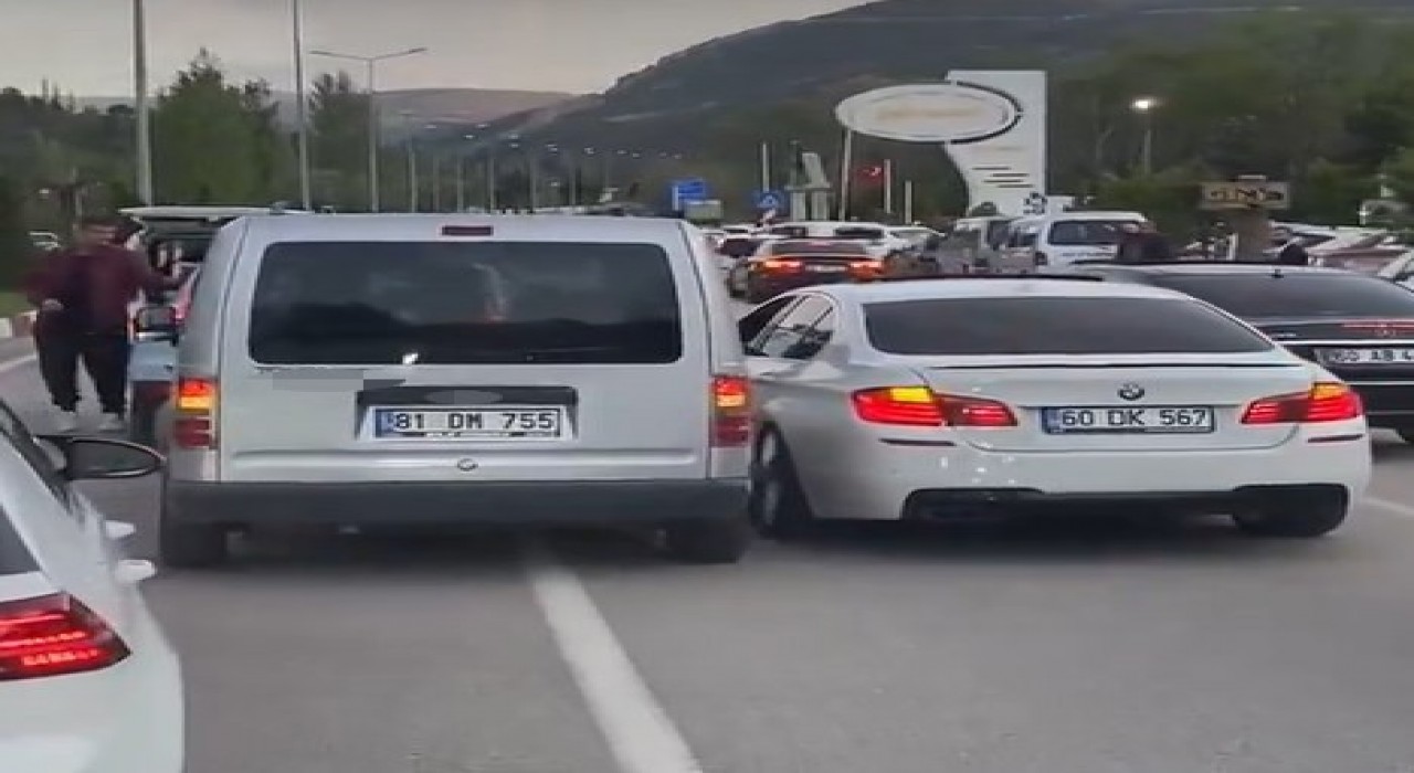 Tokatta düğün konvoyunda tehlikeli gelenek