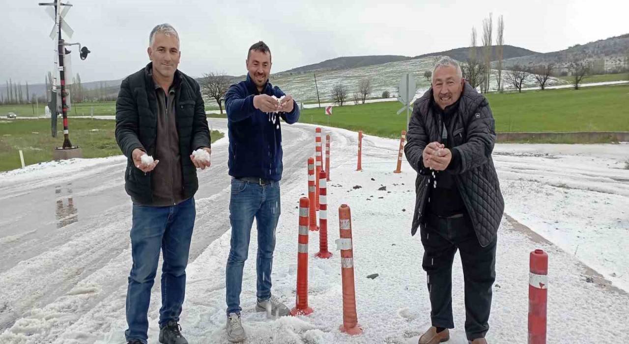 Tokatta etkili olan dolu yağışı araziyi beyaza bürüdü