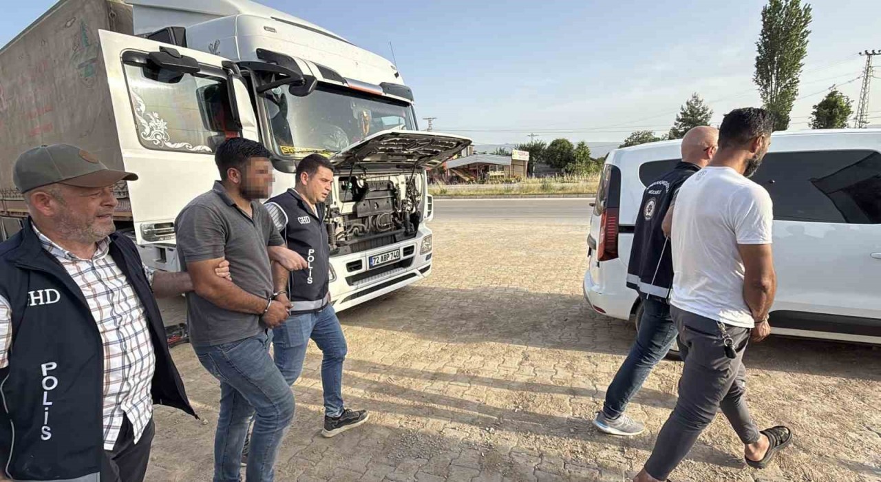 Tokatta gümrük mührü kırılmış iki tırda 17 kaçak göçmen yakalandı