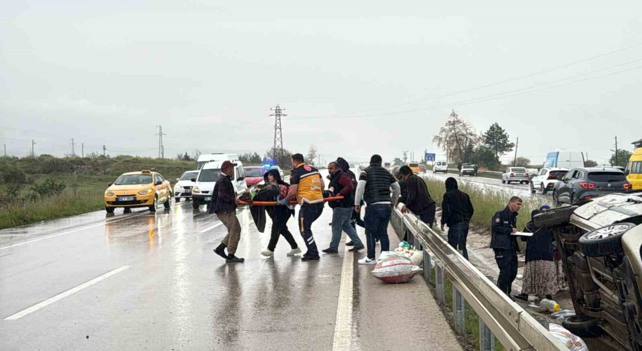 Tokatta iki otomobil çarpıştı: 5 kişi yaralandı